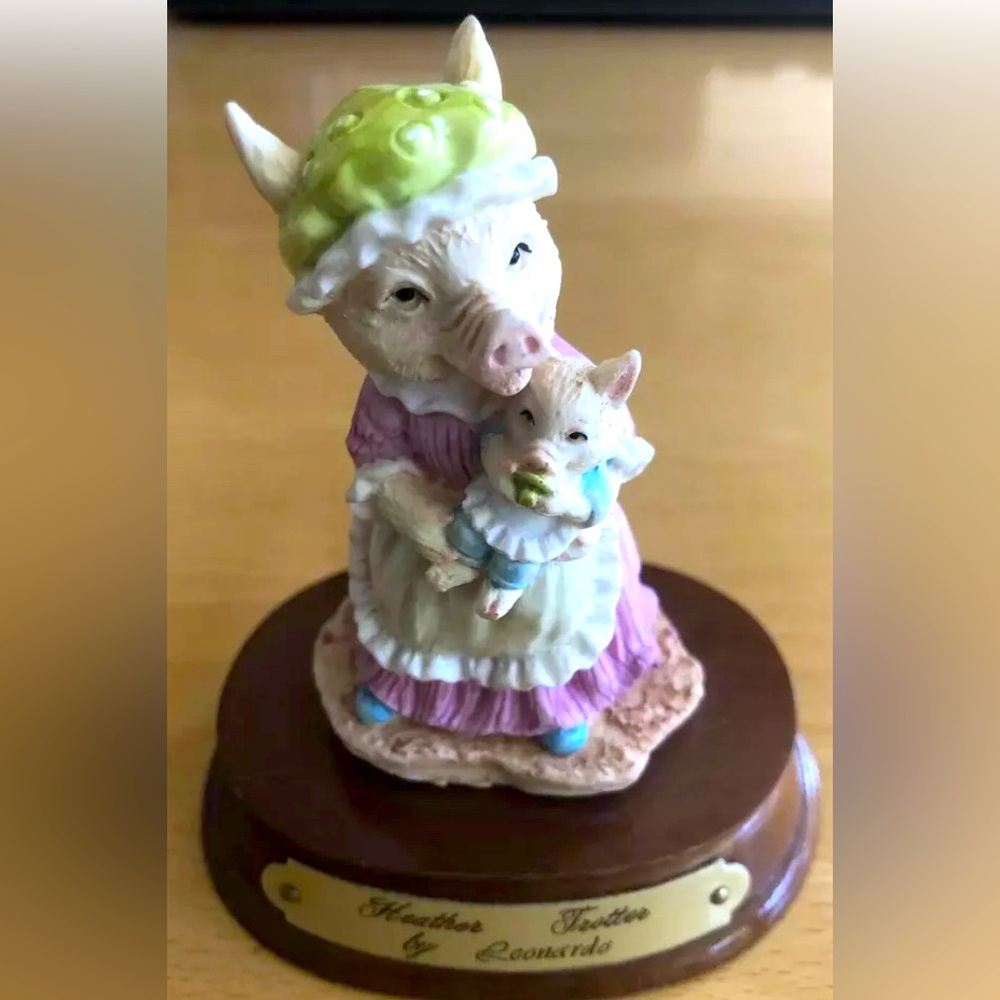 Rare: 1989 HEATHER TROTTER
FIGURINE, By Leonardo from Little Nook Village Series